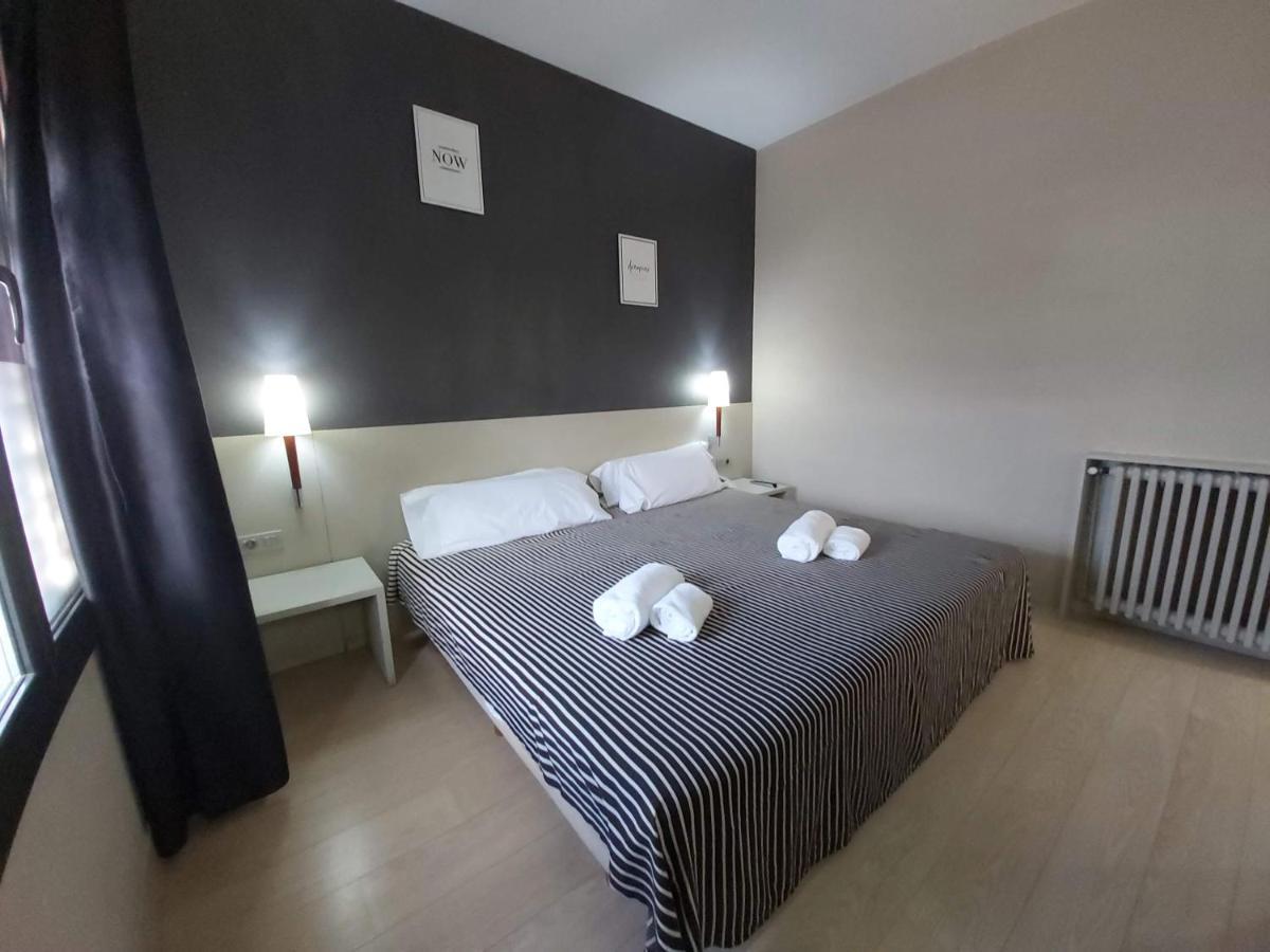 Hotel El Castell Sant Boi de Llobregat Exteriör bild