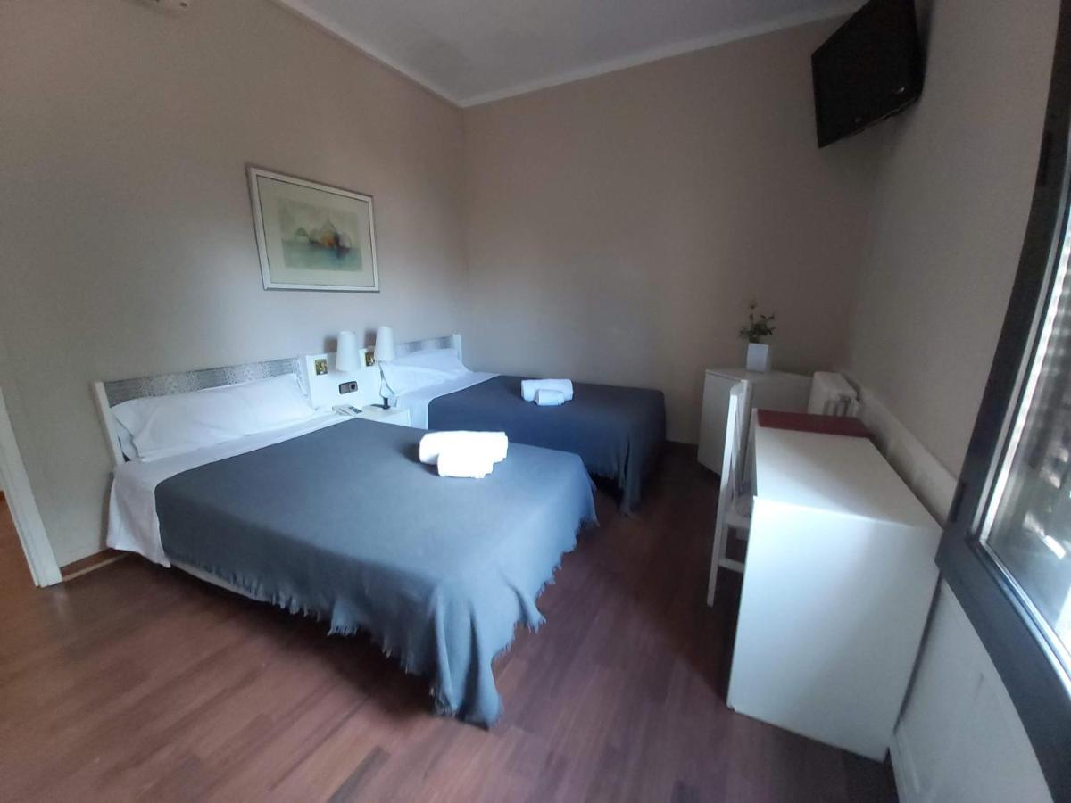 Hotel El Castell Sant Boi de Llobregat Exteriör bild