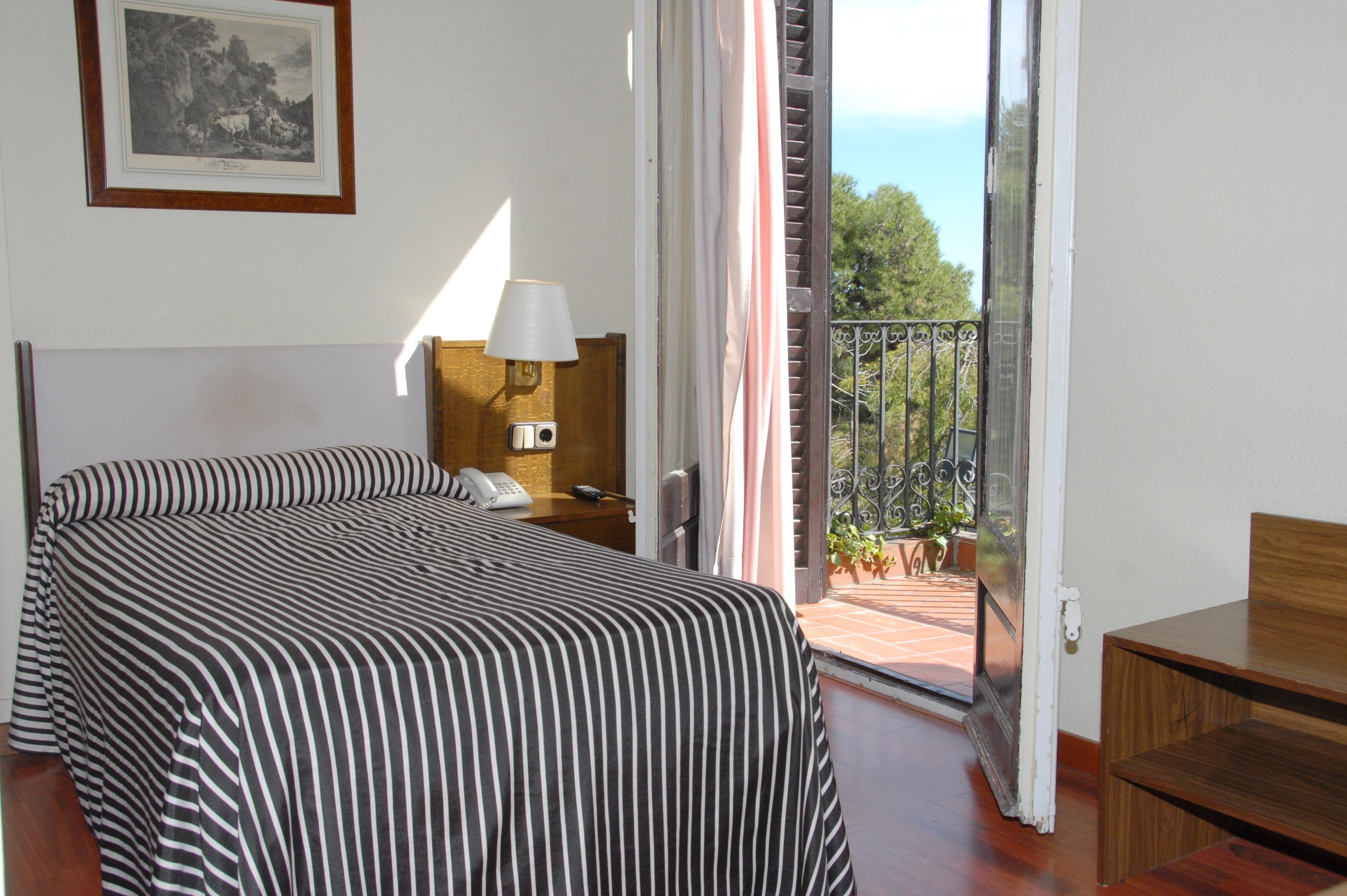 Hotel El Castell Sant Boi de Llobregat Exteriör bild