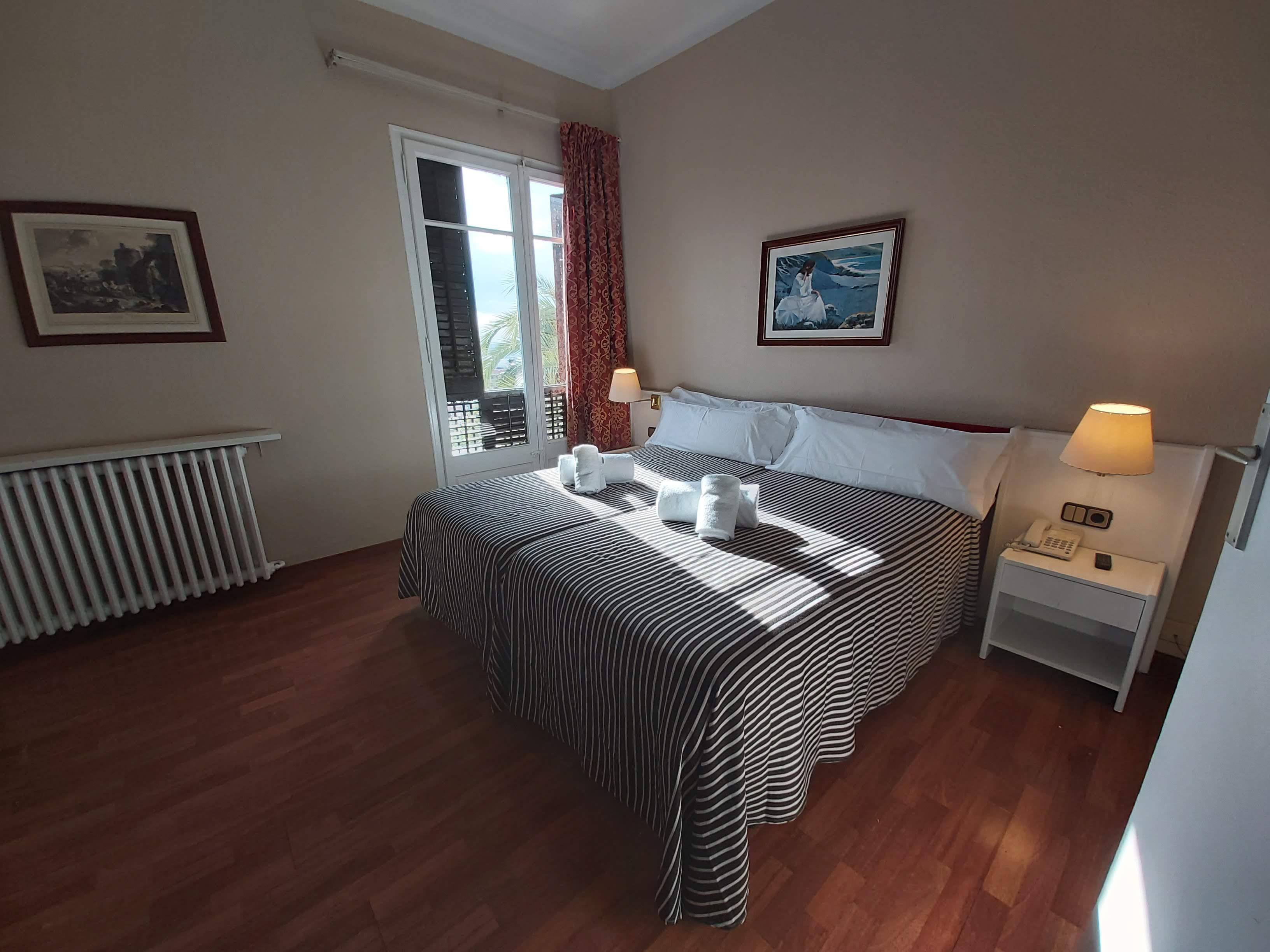 Hotel El Castell Sant Boi de Llobregat Exteriör bild