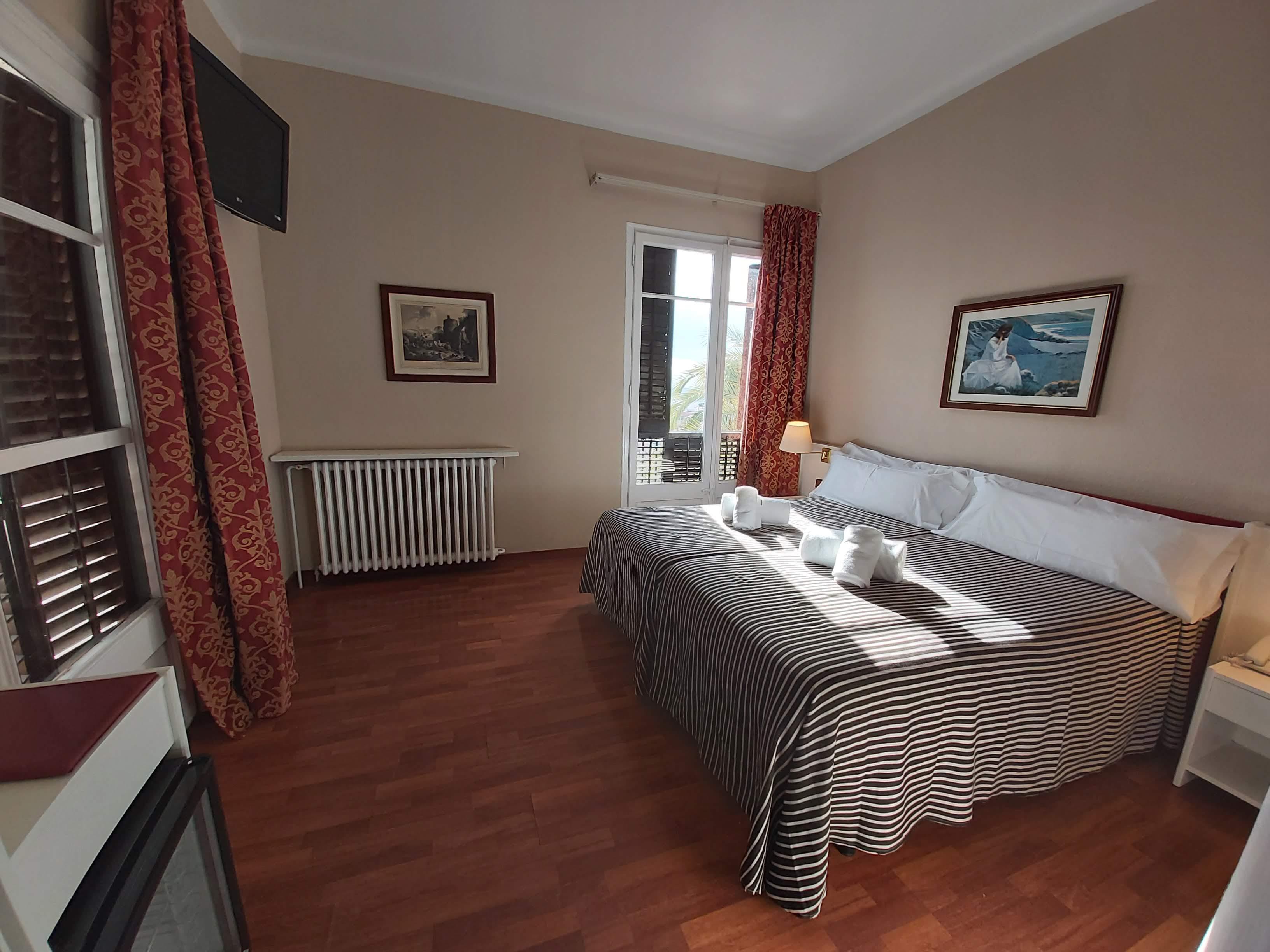 Hotel El Castell Sant Boi de Llobregat Exteriör bild