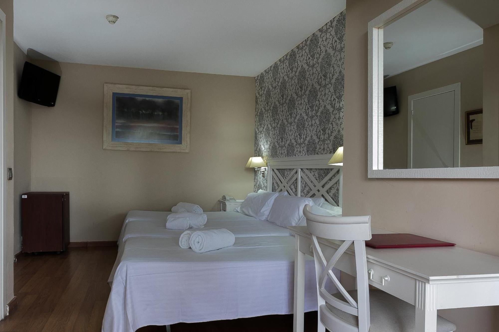 Hotel El Castell Sant Boi de Llobregat Exteriör bild