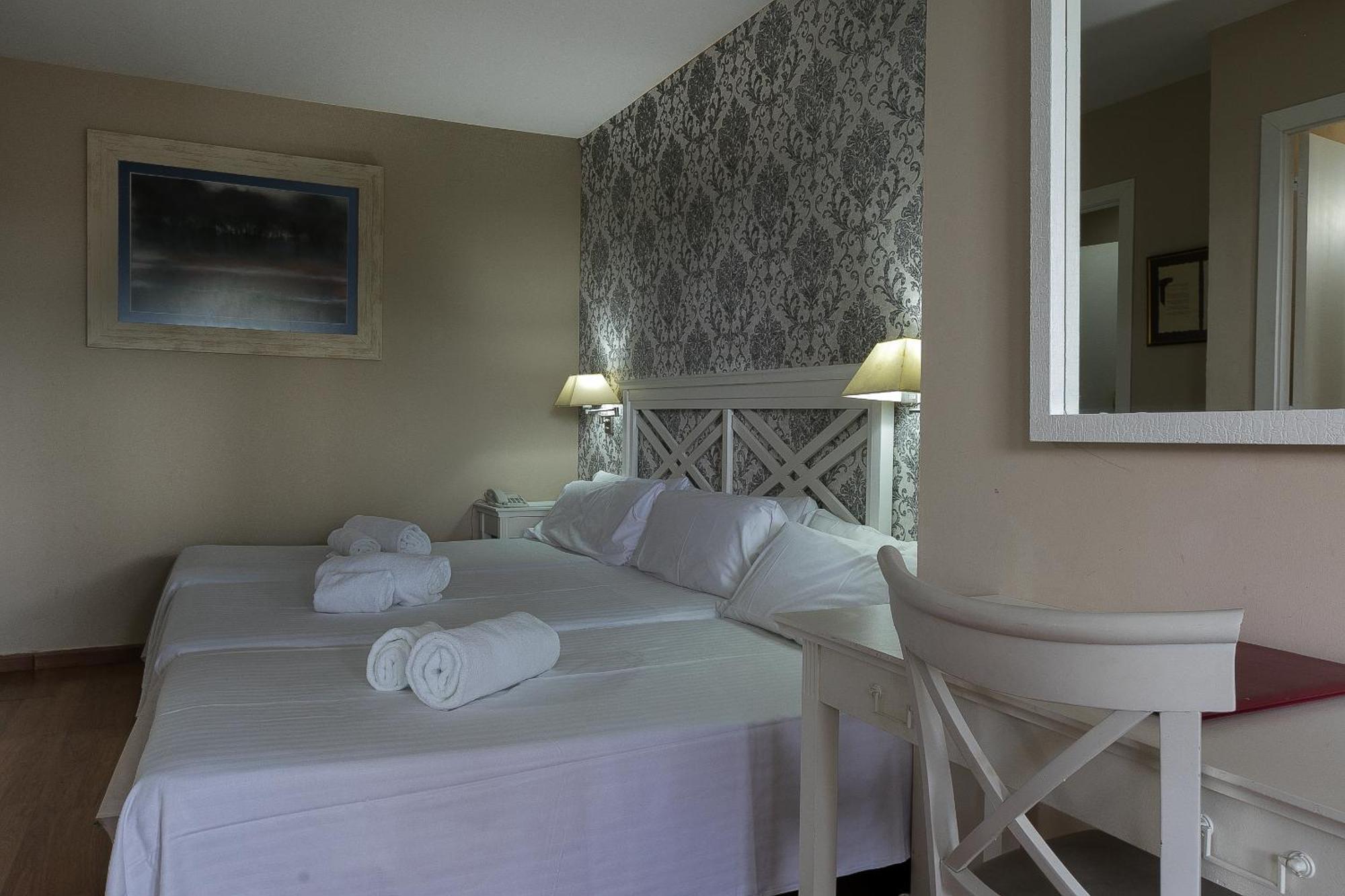Hotel El Castell Sant Boi de Llobregat Exteriör bild