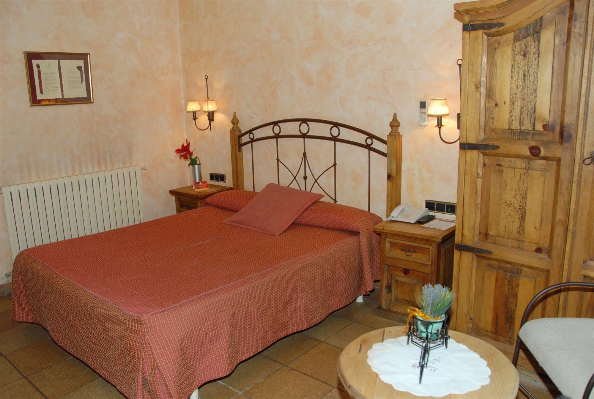 Hotel El Castell Sant Boi de Llobregat Exteriör bild