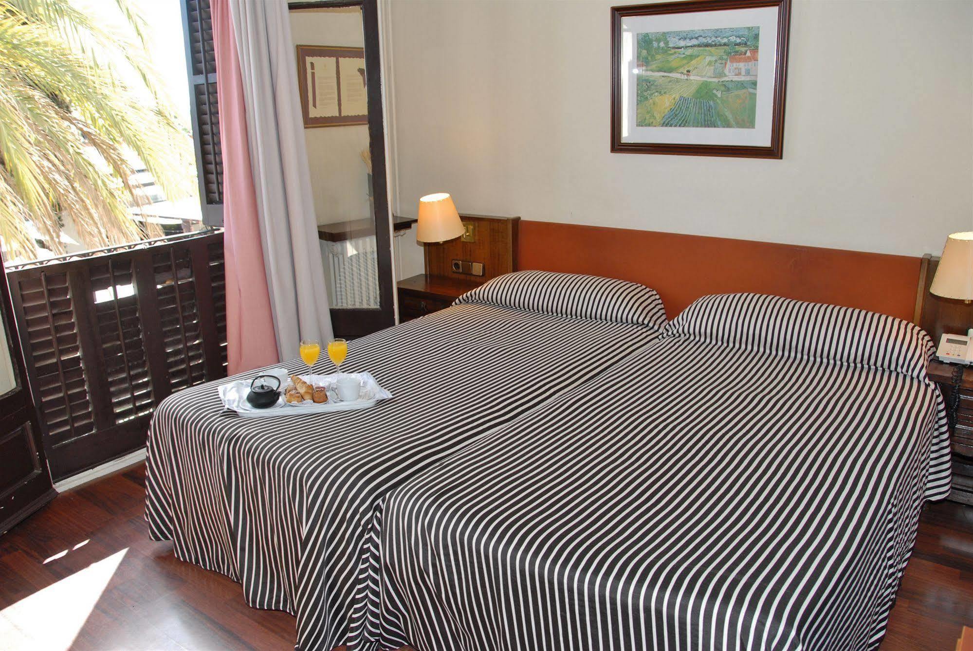 Hotel El Castell Sant Boi de Llobregat Exteriör bild