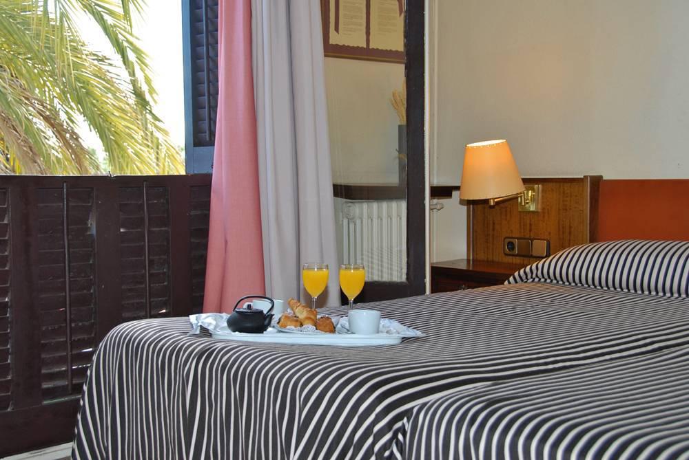 Hotel El Castell Sant Boi de Llobregat Exteriör bild